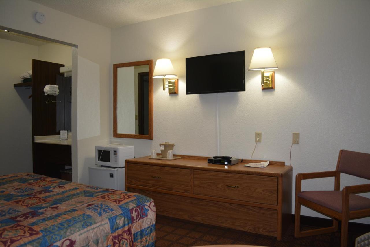Bloomer Inn & Suites Exterior photo