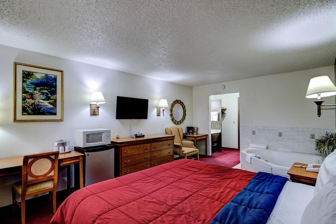 Bloomer Inn & Suites Exterior photo