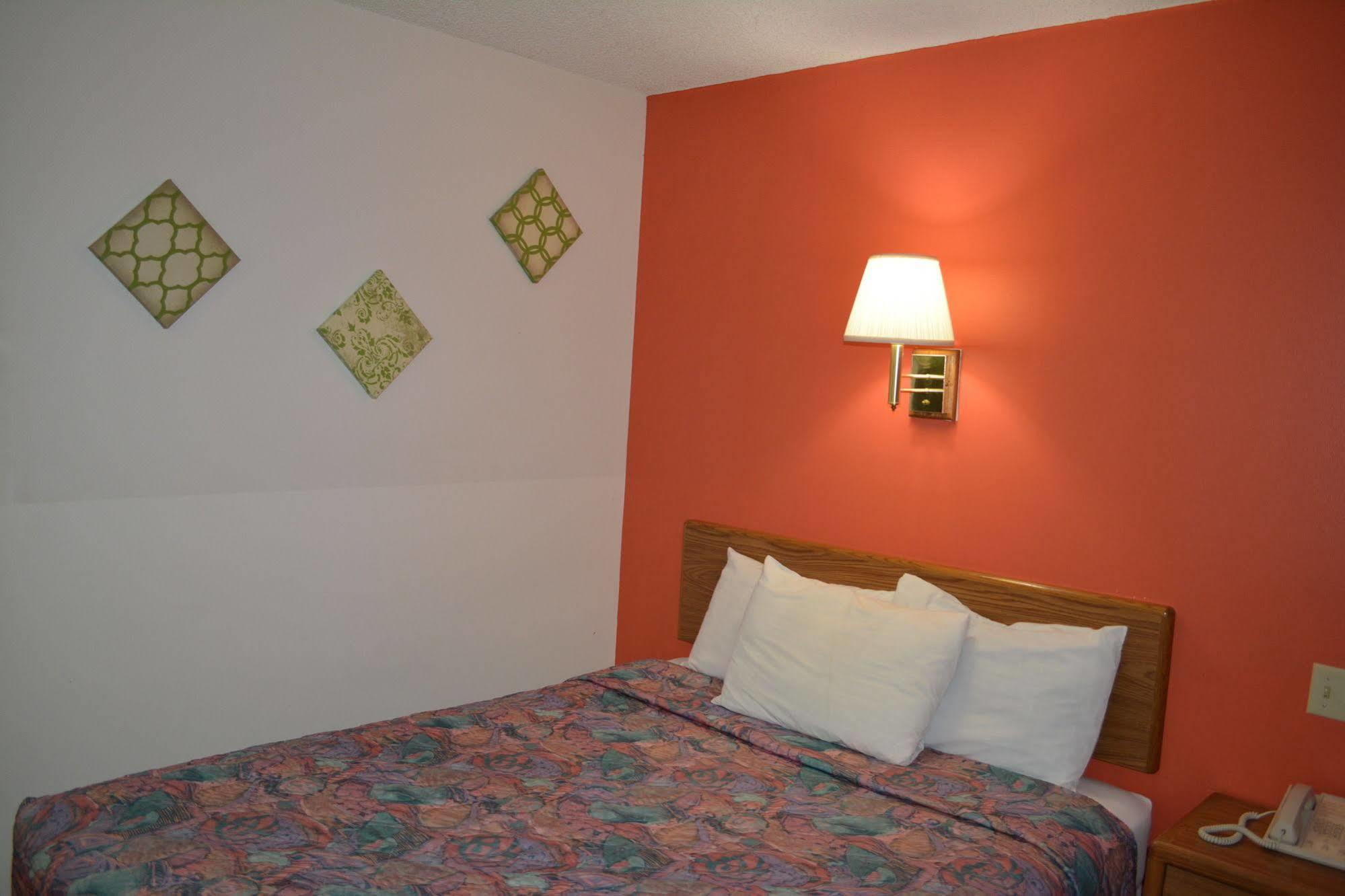 Bloomer Inn & Suites Exterior photo
