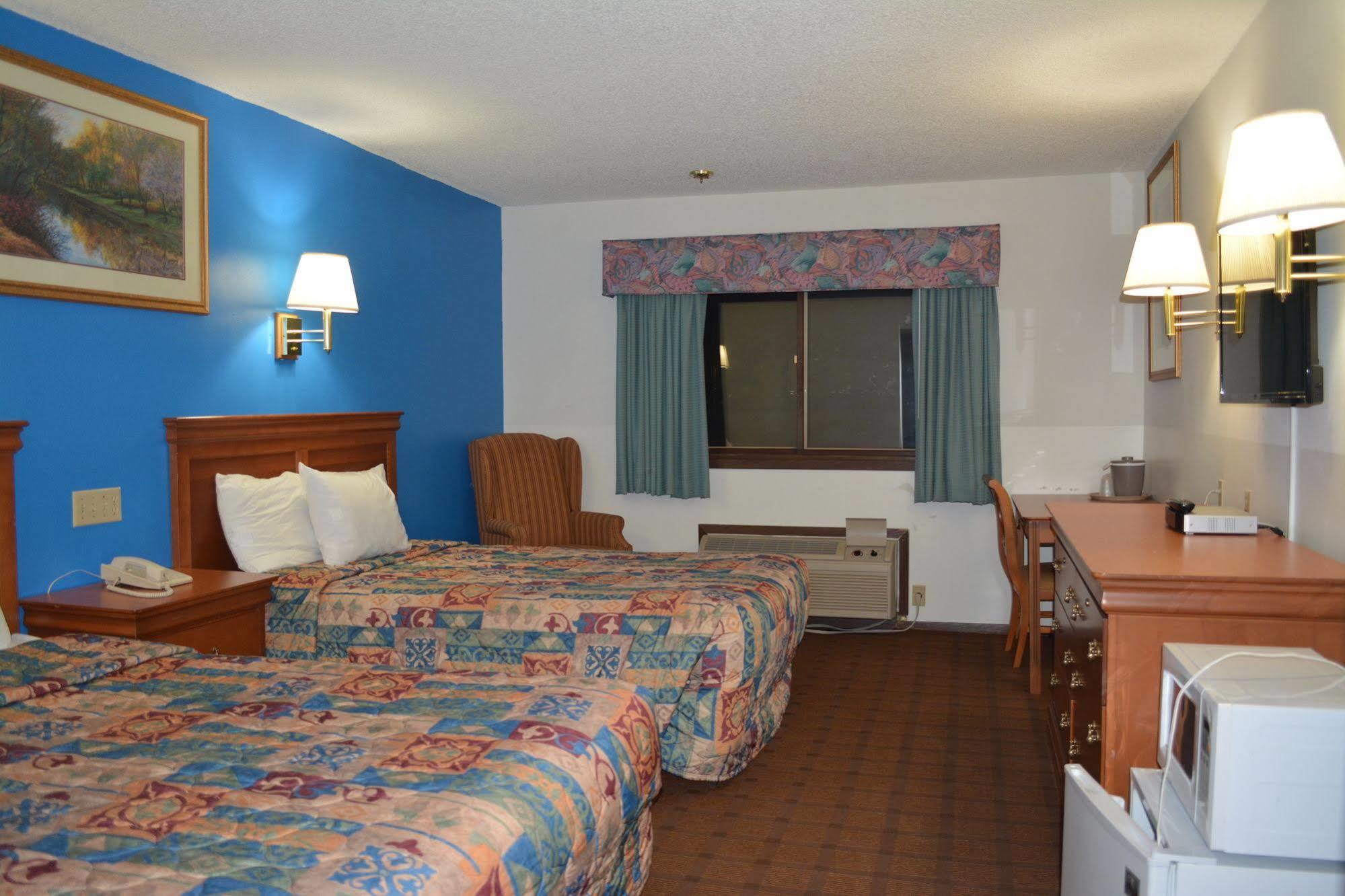 Bloomer Inn & Suites Exterior photo